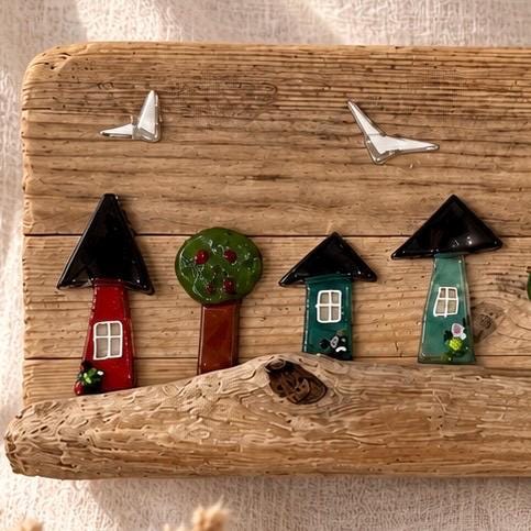 Detailaufnahme linke Seite Treibholzbild - rotes Glashaus mit schwarzem Dach, Apfelbaum und grünem Haus auf Holz