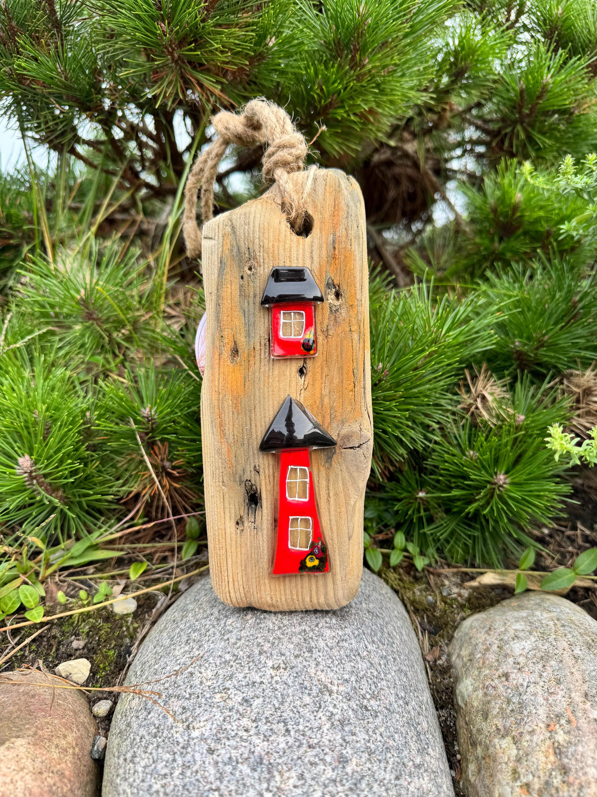 Handgemachter Treibholz Deko Anhänger mit roten Glashäusern auf Naturstein im Garten, maritime Gartendeko und Türdeko aus Treibholz und Glas, Unikat