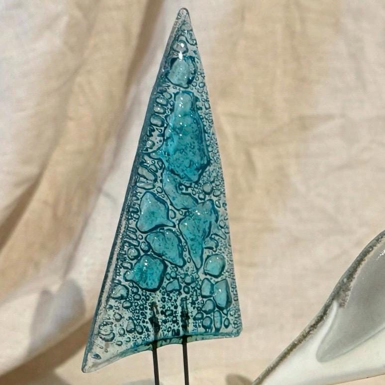 Nahaufnahme türkises Glas Segelboot Segel aus Fused Glass auf Treibholz Sockel, handgefertigtes Unikat für nordische Deko