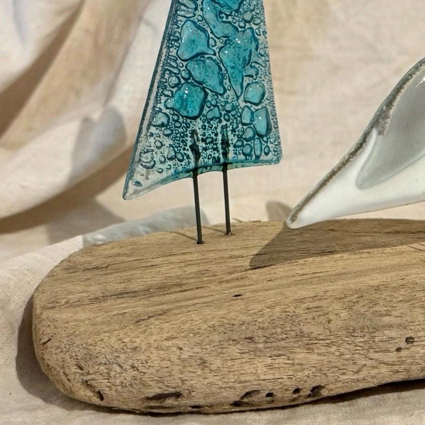 Türkisblaues Segel aus Fusing Glas mit Luftbläschen Struktur auf Edelstahldraht, Detail der maritimen Segelboot Deko