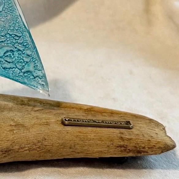 Treibholz Segelboot Rückseite mit Handmade Metallplakette auf driftwood, Unikat handgefertigt
