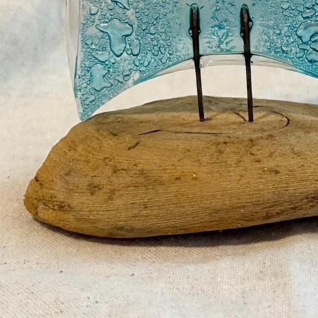 Detailansicht Treibholz Sockel naturbelassen mit Maserung, Basis für Segelboot Deko handgemacht