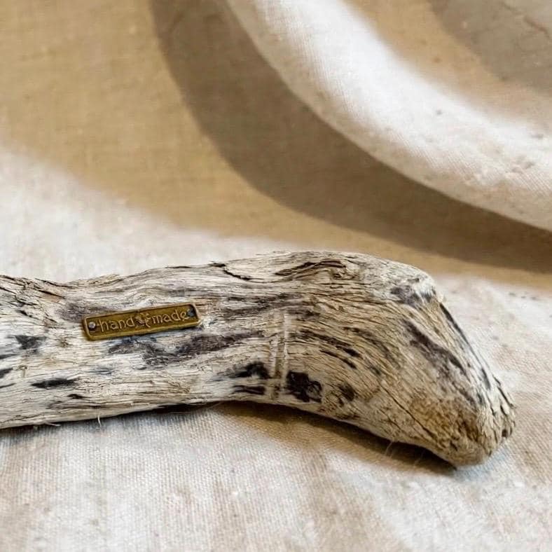Treibholz Sockel mit hand made Schildchen, naturbelassenes Driftwood Unikat