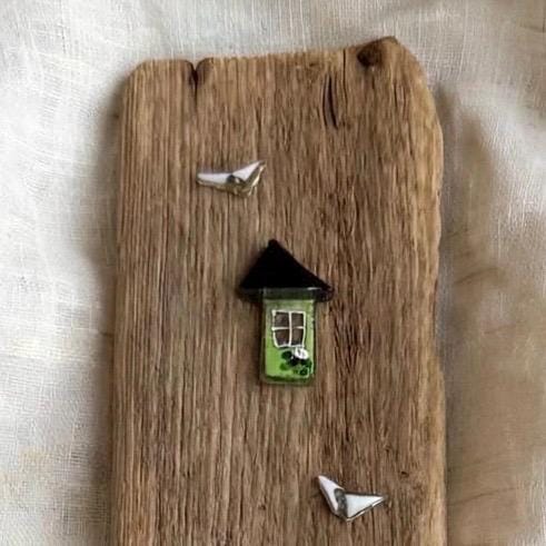 Detail grünes Holz Häuschen mit schwarzem Dach und weißen Möwen auf rustikalem Treibholz - Küsten Wandbild 42cm - Unikat Deko