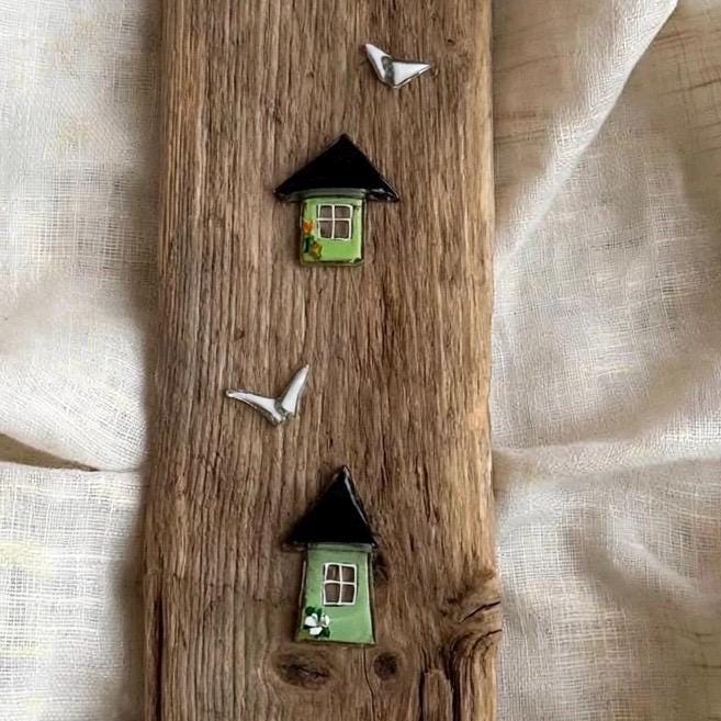 Zwei salbei-grüne Mini Häuschen mit Möwe auf Treibholz Wanddeko 42cm breit - nordische Flur Deko aus upcyceltem Treibholz