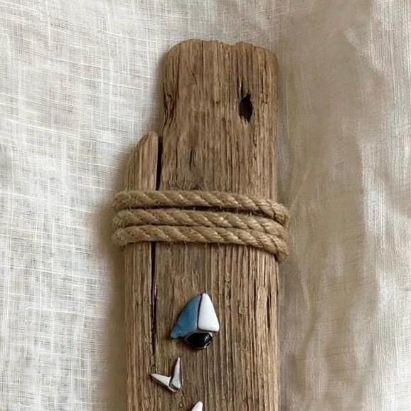 Detail oberer Teil Treibholz Wandbild 56cm - Jute Tau und blau-weißes Glas Segelboot mit Möwe auf rustikalem Treibholz