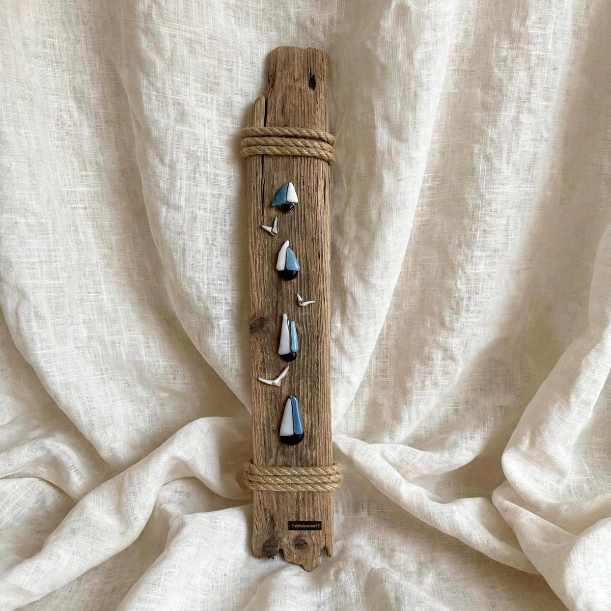 Treibholz Wandbild 56 x 11 x 3 cm komplett auf warmem Leinen - 4 Segelboote blau-weiß, 3 Möwen, Jute - Handmade Unikat