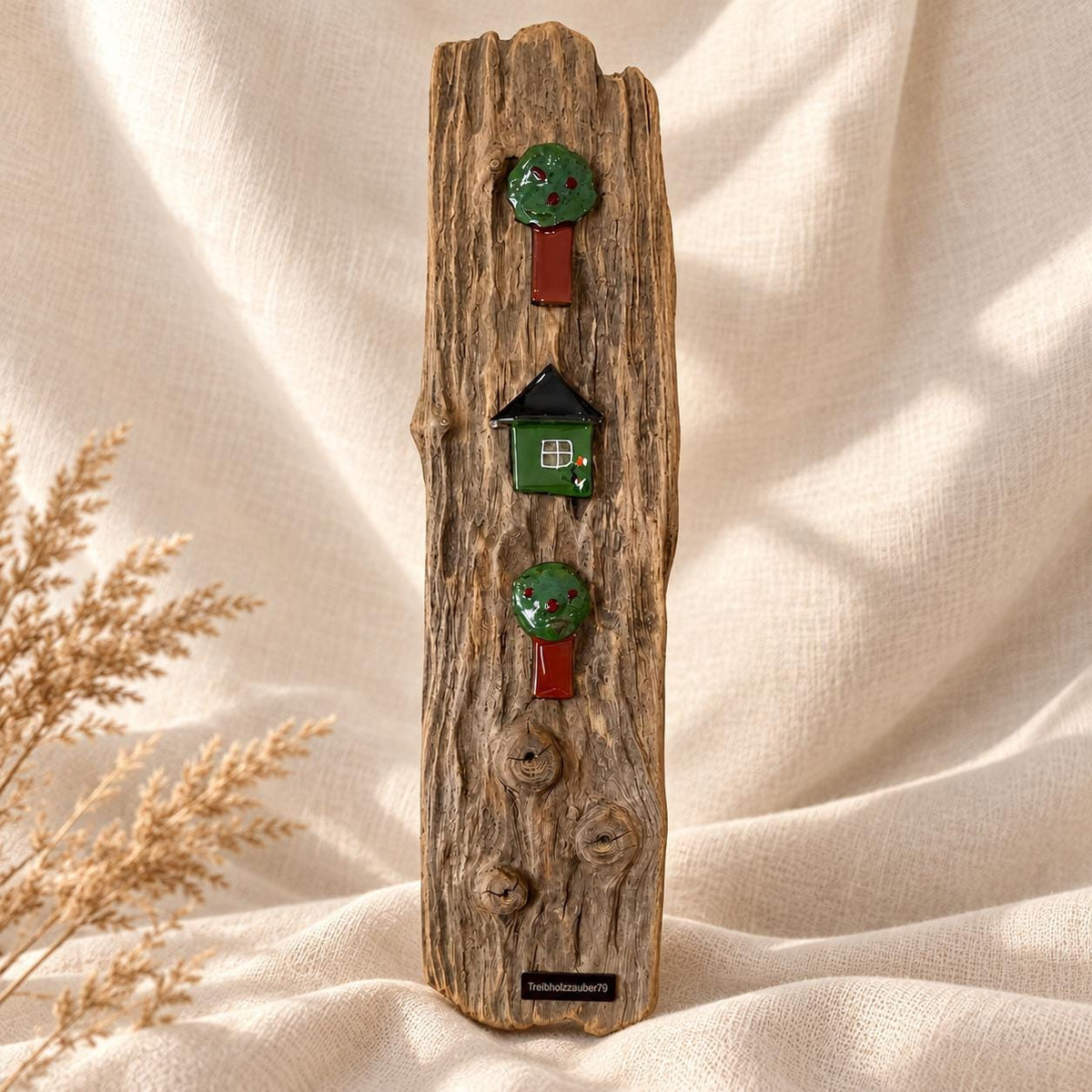 Maritime Treibholz Wanddeko | Driftwood Wall Art mit Glashaus und Apfelbaum | Fusing Glas Kunst – Handmade