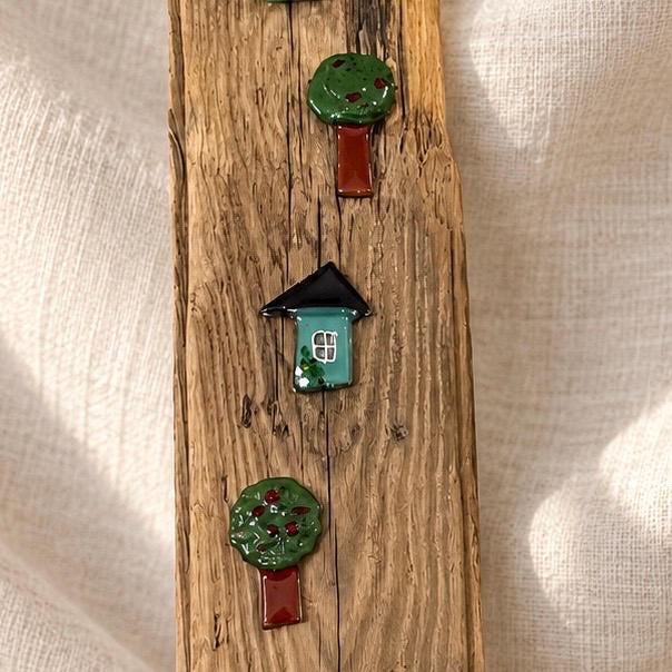 Detail Mitte Treibholz Deko - grünes Haus mit Fenster, zwei runde Apfelbäume aus Fusing Glas auf verwittertem Holzbrett