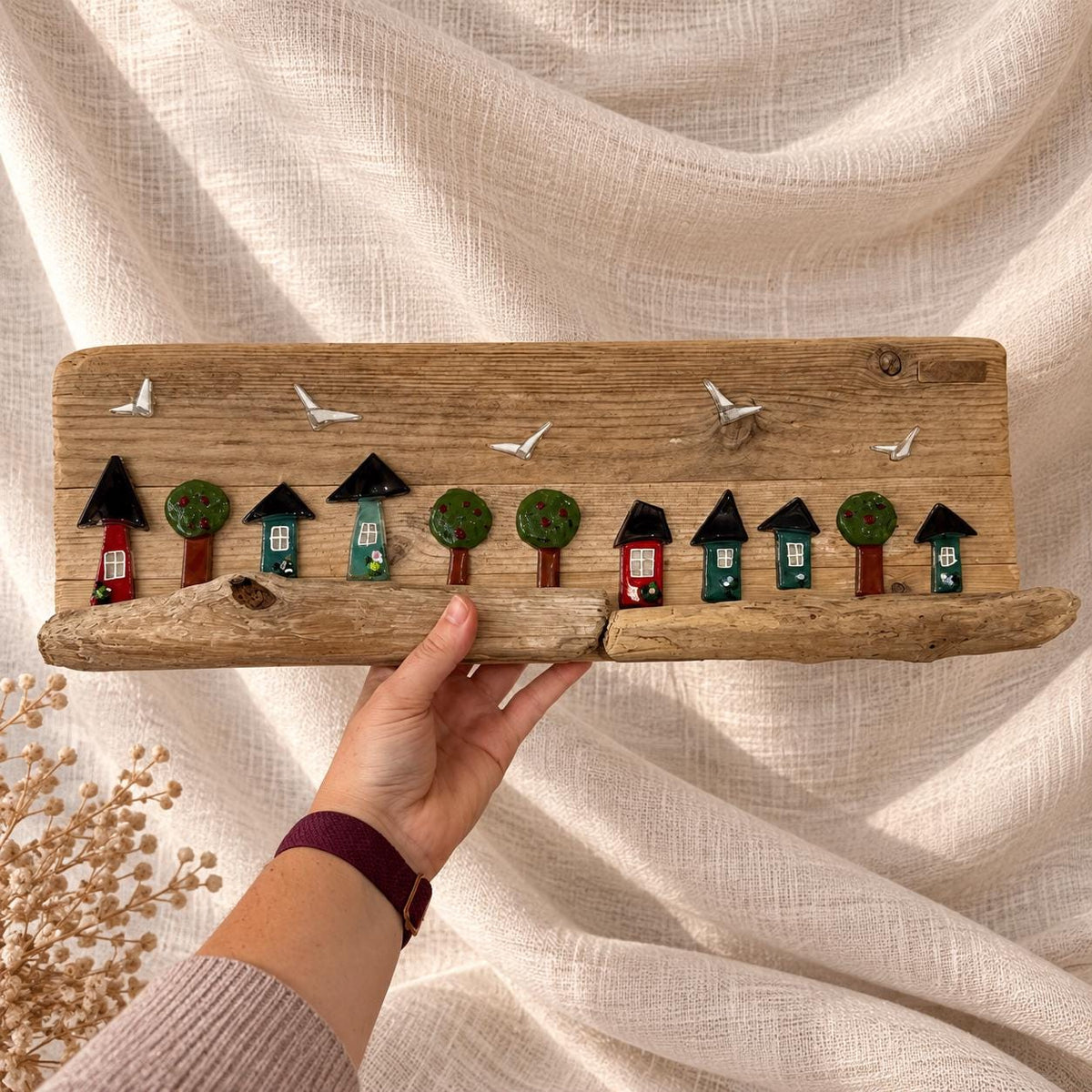 Großes maritimes Treibholzbild -  Deko 50x17x5cm wird in Hand gehalten - 7 bunte Glashäuser, Apfelbäume und Möwen
