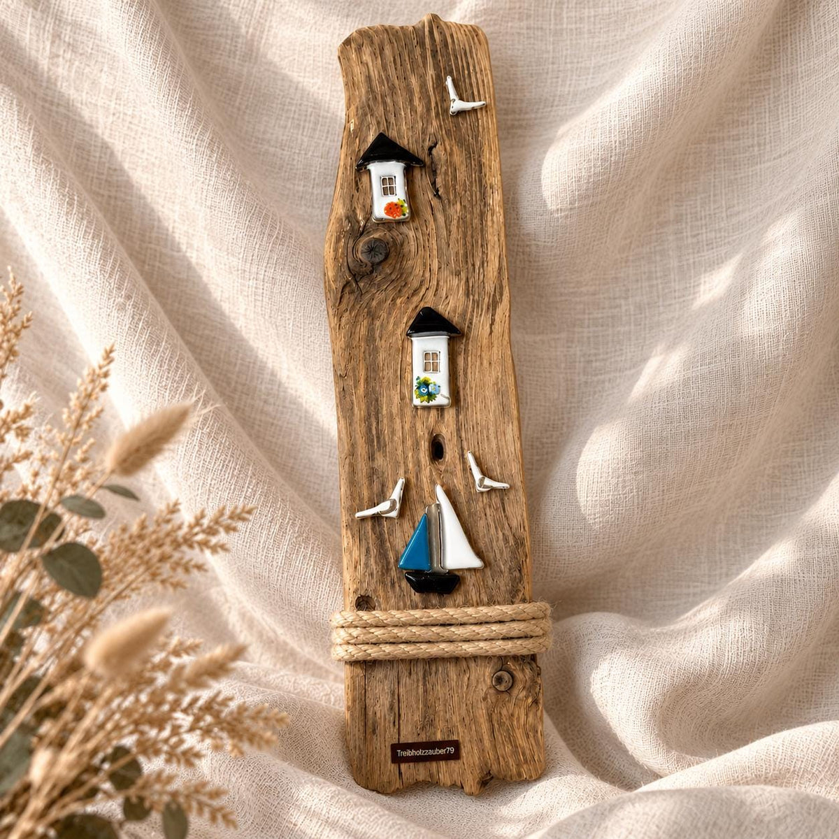 Vertikale Treibholz Wanddeko schmal mit 2 Glashäusern und blau-weißem Segelboot - maritimes Holzbild mit Juteseil 37x10cm