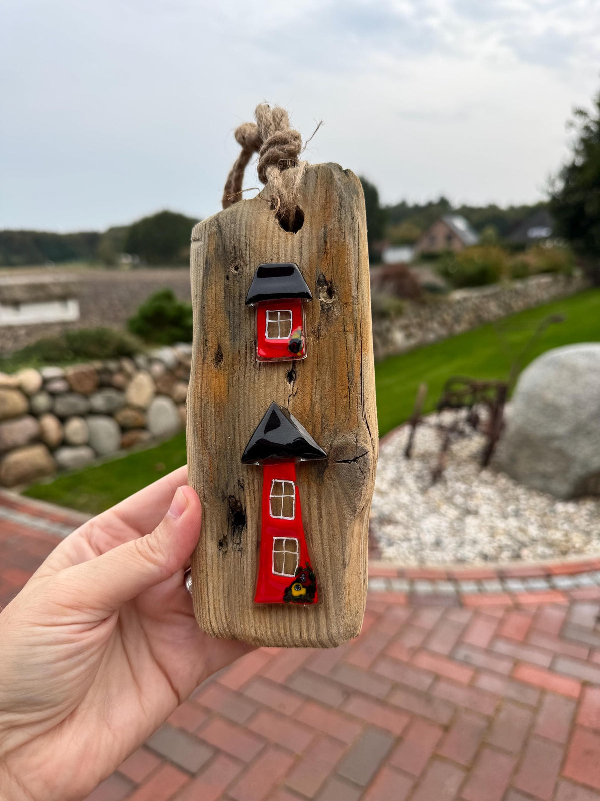 Treibholz Anhänger mit zwei roten Glas Häuschen an Jutekordel hängend an weißem Türknauf Eingangstür, maritime Türdeko skandinavisch Hygge Unikat 20cm