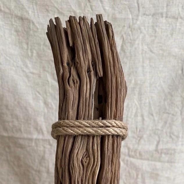 Detail Spitze Treibholz Poller verwittert zerfranst 70cm hoch, Maserung Altholz
