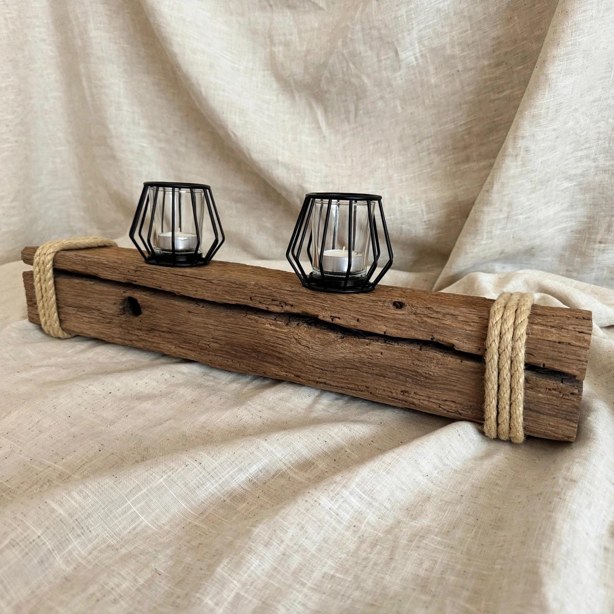 Langer schmaler Teelichthalter Treibholz 58cm - rustikale Tischdeko mit Eisenbeschlag und 2 Windlichtern Industrial Look