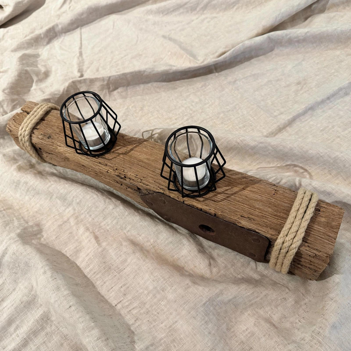 Treibholz Kerzenhalter Aufsicht 58x8cm - 2 Industrial Käfig Windlichter mit Teelichtern auf schmalem Driftwood Balken