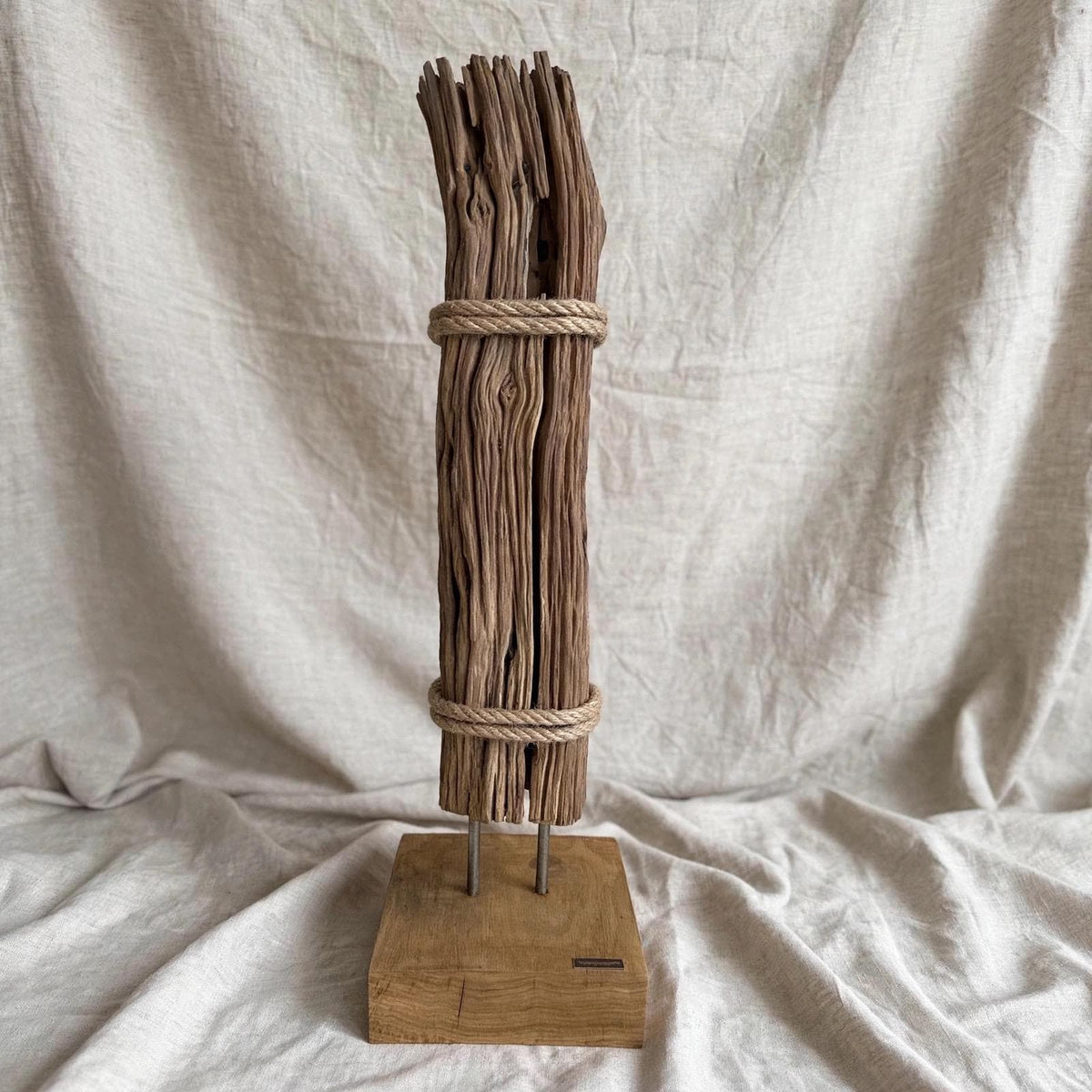 Treibholz Skulptur 70cm hoch Sockel 20x20cm Eiche auf Leinen Hintergrund ganz, Handmade Unikat