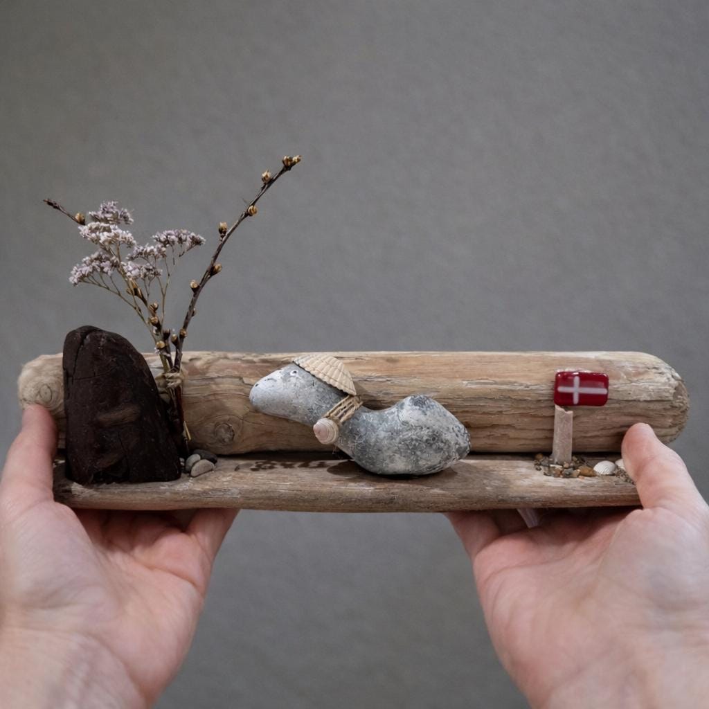 Hand hält Treibholz Deko 40 cm Größenvergleich maritime Dekoration aus Driftwood mit Feuerstein und Donnerkeil