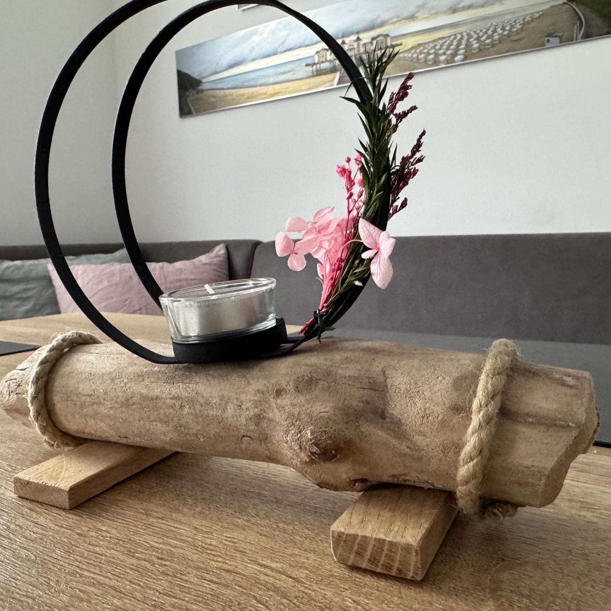 Nahaufnahme der Treibholzstruktur mit Glas-Teelicht und Metallring, natürliche maritime Wohnaccessoires von Treibholzzauber79
