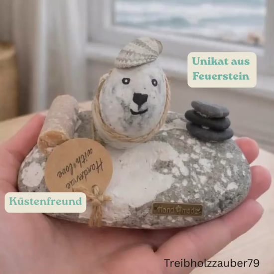 Handgefertigte Steinfigur mit Naturmaterialien