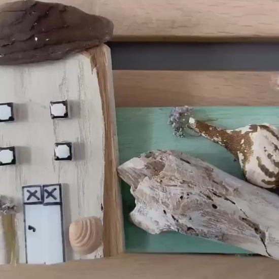 Maritime Wanddeko 58 cm aus Holz, Treibholz mit Strandfunde der dänischen Küste und kleine Deko Häuser aus Holz.