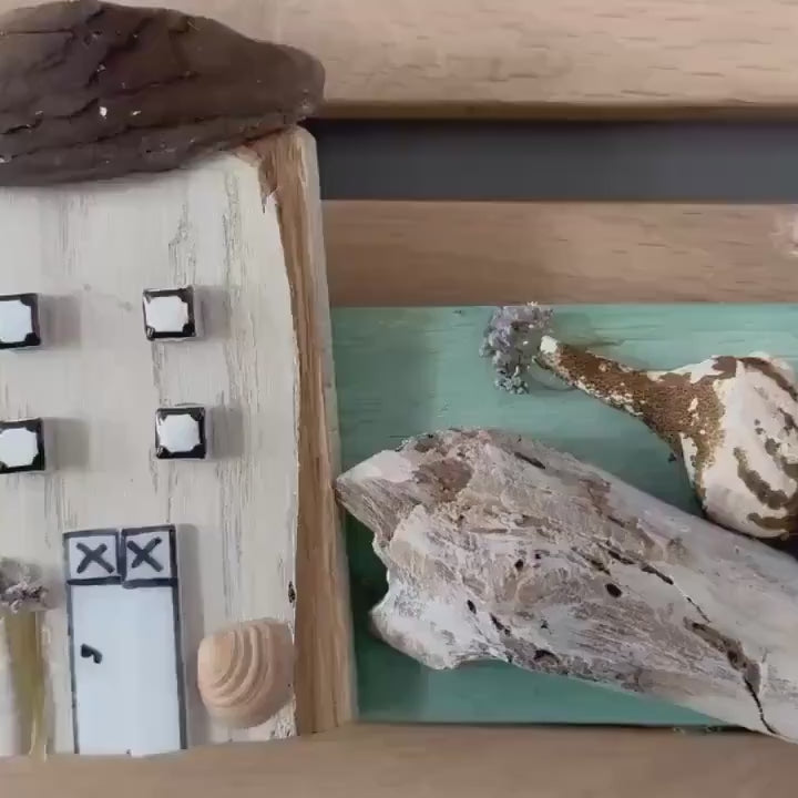 Maritime Wanddeko 58 cm aus Holz, Treibholz mit Strandfunde der dänischen Küste und kleine Deko Häuser aus Holz.