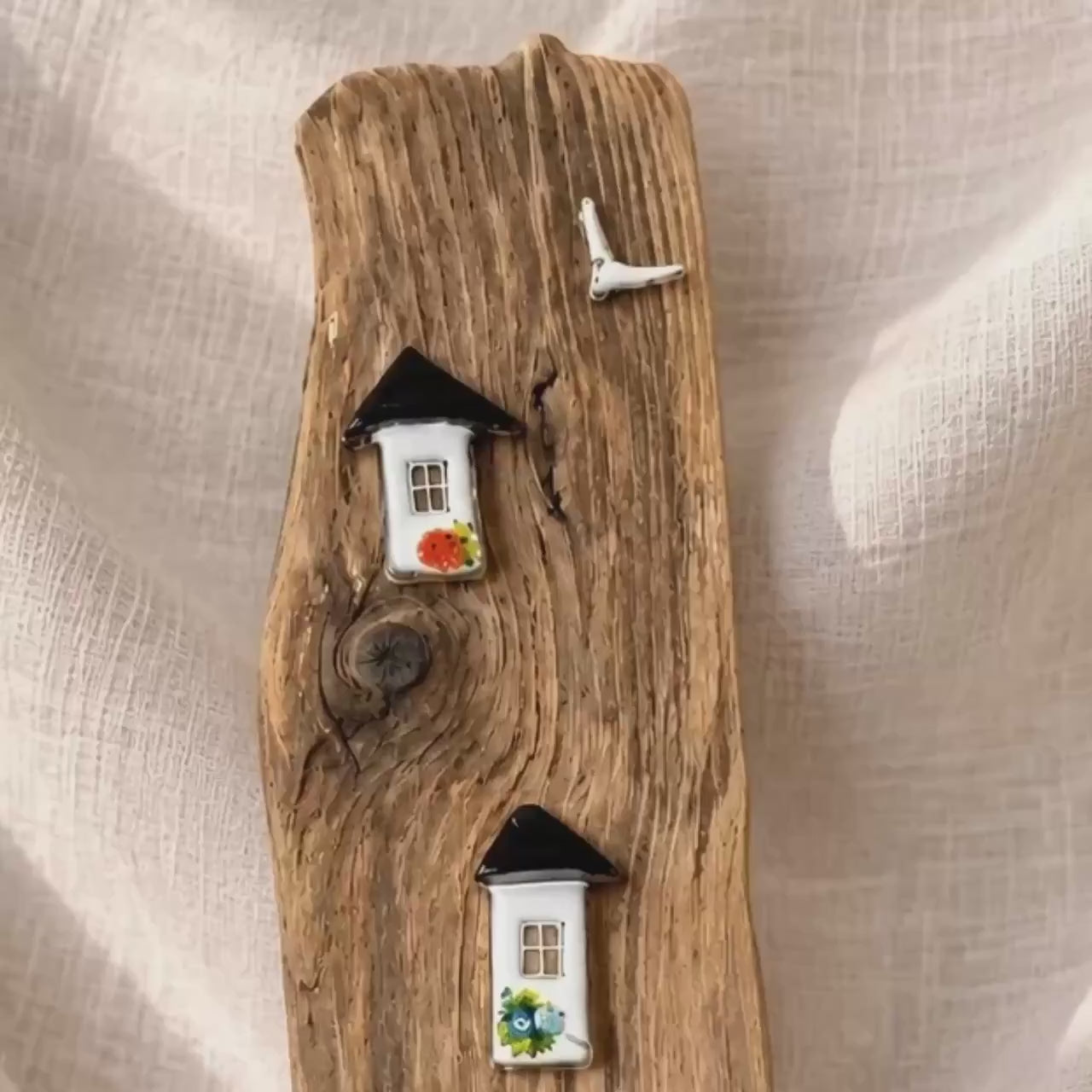Treibholz Wanddeko 44 cm  mit 2 Glas Häusern und Segelboot  - Maritime Wand Deko Küste - Driftwood Häuser Board - Scandi Deko