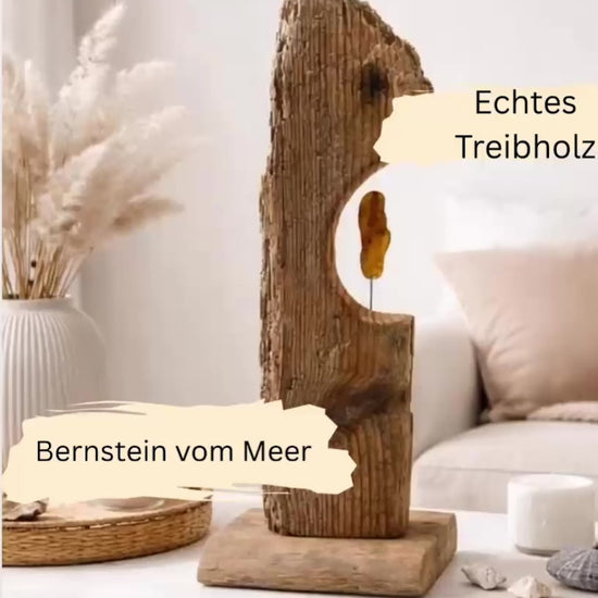 Handgefertigte Treibholz Deko stehend mit Bernstein im skandinavischen Wohnzimmer