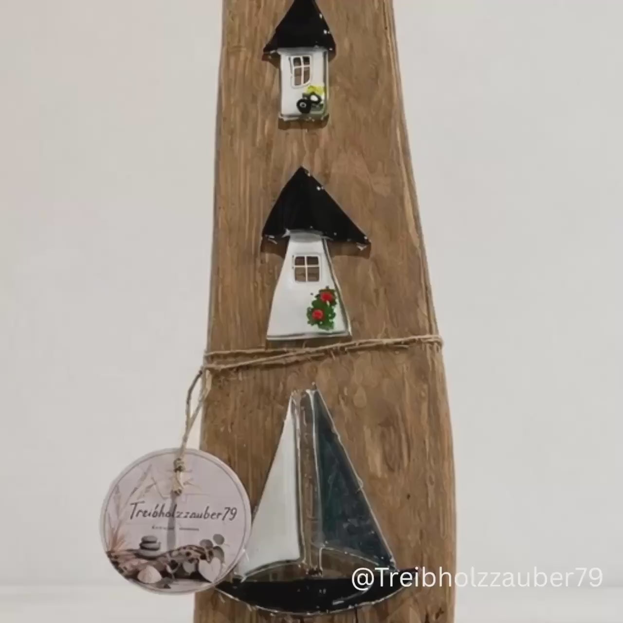 Maritime Treibholz Deko Stele 73cm | Wanddeko mit 4 Glashäusern und Segelboot | Strandhaus Holz Deko für Haustür
