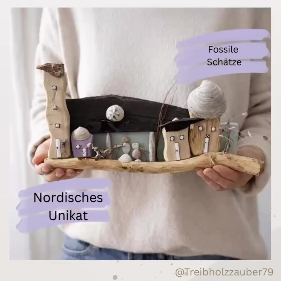 Maritime kleine Häuser aus Treibholz mit Fossilien und Strandfunde der Küste